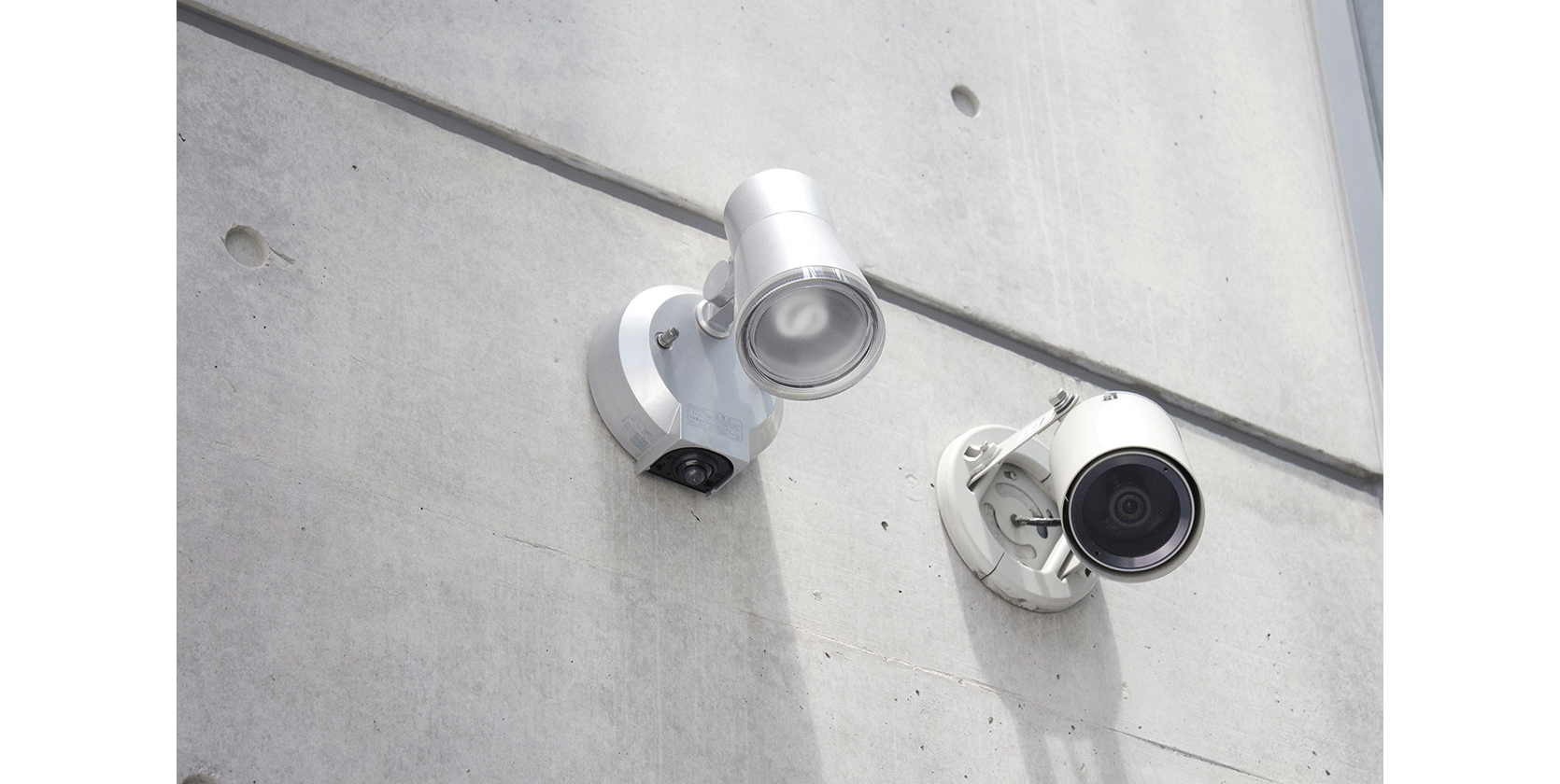 防犯カメラ、センサーライト